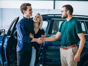 Familie schließt ein gutes Angebot bei Autoankauf Dülmen ab